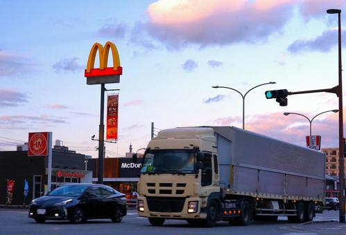 早朝の交差点 朝,早朝,交差点の写真素材