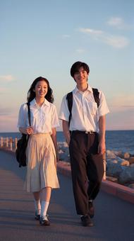夕暮れの海を二人で歩く 夕暮れの海を二人で歩くの写真