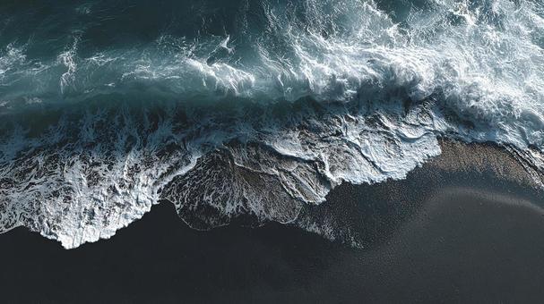 黒い砂浜に砕ける白い波 黒い砂浜に砕ける白い波の写真