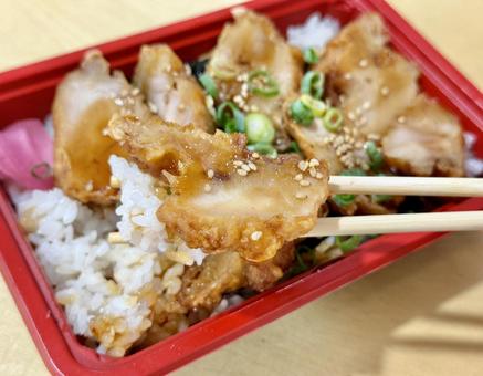 スーパーで買った出来合いの鳥飯 スーパーで買った出来合いの鳥飯 鶏肉,ご飯,唐揚げの写真素材