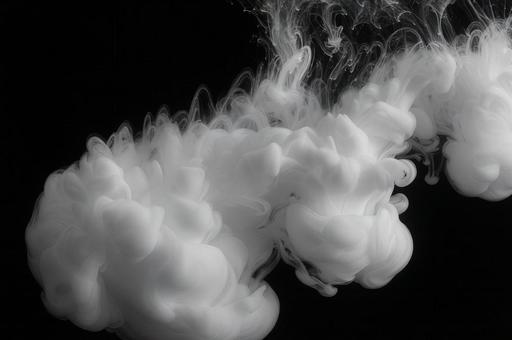 黒背景に漂う白いインクの煙の写真