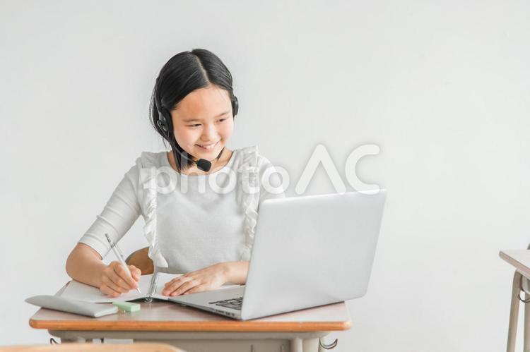 パソコンでオンライン学習をする子供 オンライン学習,子供,ict教育の写真素材