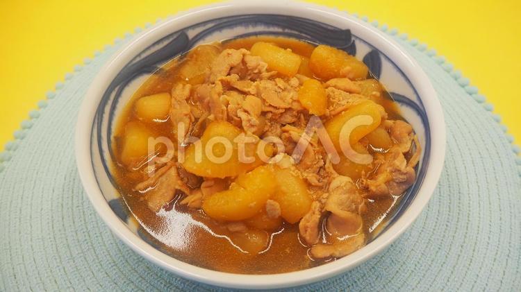 豚バラ大根・家庭料理（大皿に盛る） 豚バラ大根,家庭料理,豚肉の写真素材