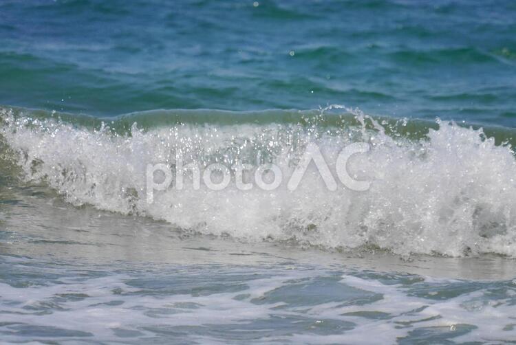 青い海と打ち寄せる白波 海,波,透明の写真素材