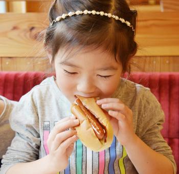 A girl wearing a hot dock, snack, to bite, tiny, JPG