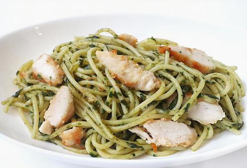チキンの入ったバジルソースのパスタ チキンの入ったバジルソースのパスタ パスタ,スパゲッティ,麺の写真素材