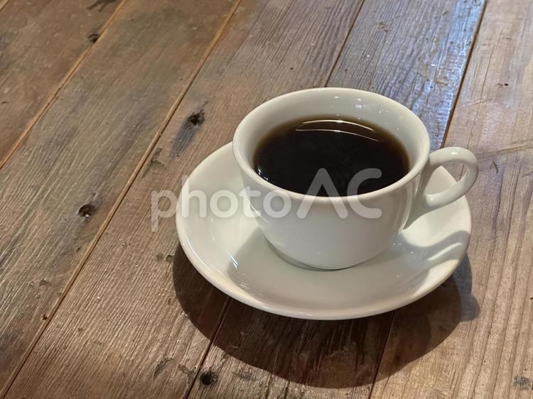 木目デスクに置かれたコーヒー コーヒー,珈琲,コピースペースの写真素材