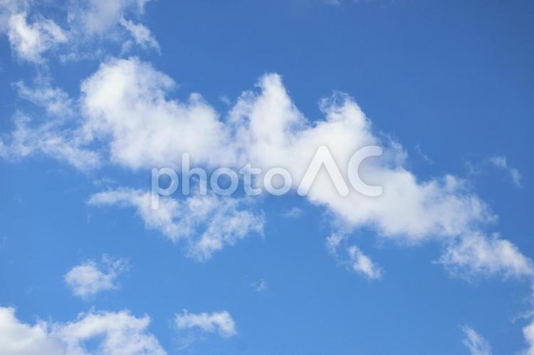 冬の青空に流れるきれいな白い雲 雲,青空,きれいの写真素材