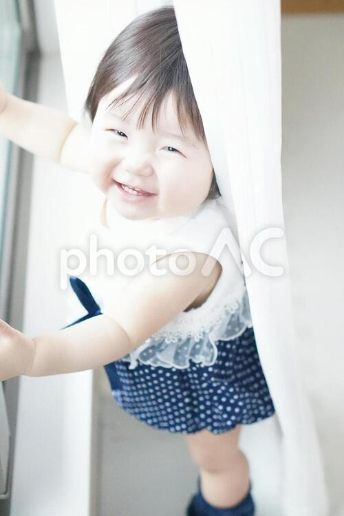 笑顔で見上げる赤ちゃん 赤ちゃん,女の子,女児の写真素材