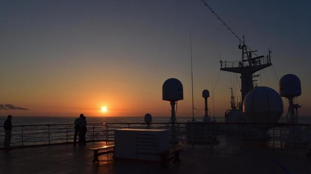 夕焼けと船上デッキの人々 シルエット 夕日,夕焼け,サンセットの写真素材