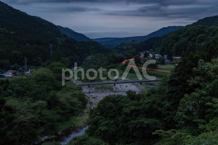 渡良瀬川とわたらせ渓谷鉄道 渡良瀬川,夜景,テールライトの写真素材
