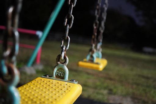 夜の公園のブランコ2の写真