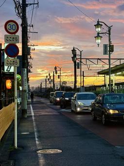朝焼けに染まる空と道路 朝焼けに染まる空と道路 風景,夕方,交通の写真素材