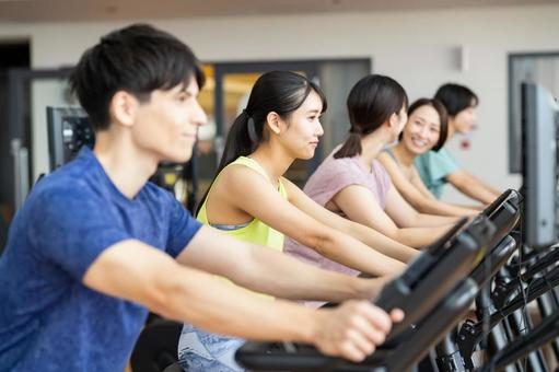 ジムでトレーニングする若い女性の写真