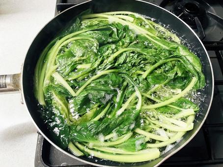 小松菜を茹でる 小松菜,冬菜,青野菜の写真素材