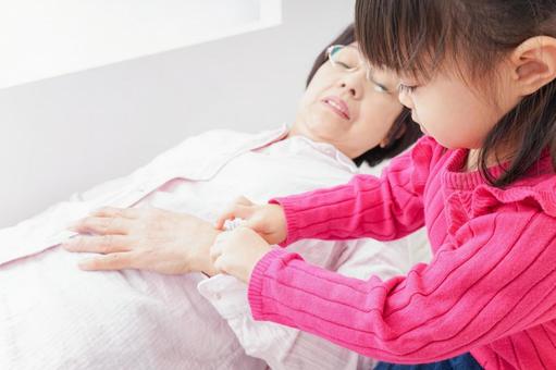 おばあちゃんと孫娘 おばあちゃんと孫娘 幼稚園児,遊ぶ,留守番の写真素材