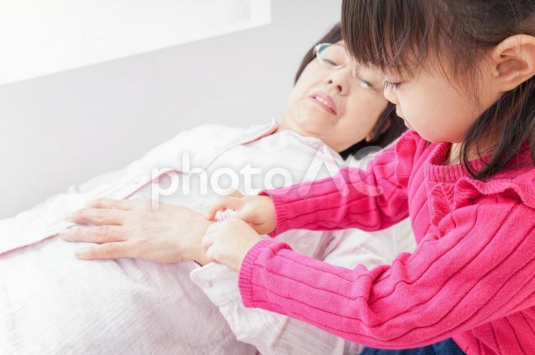 おばあちゃんと孫娘 幼稚園児,遊ぶ,留守番の写真素材