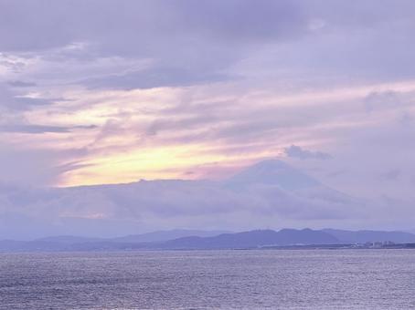 江ノ島から見る富士山と夕日 江ノ島から見る富士山と夕日 富士山,山,海の写真素材
