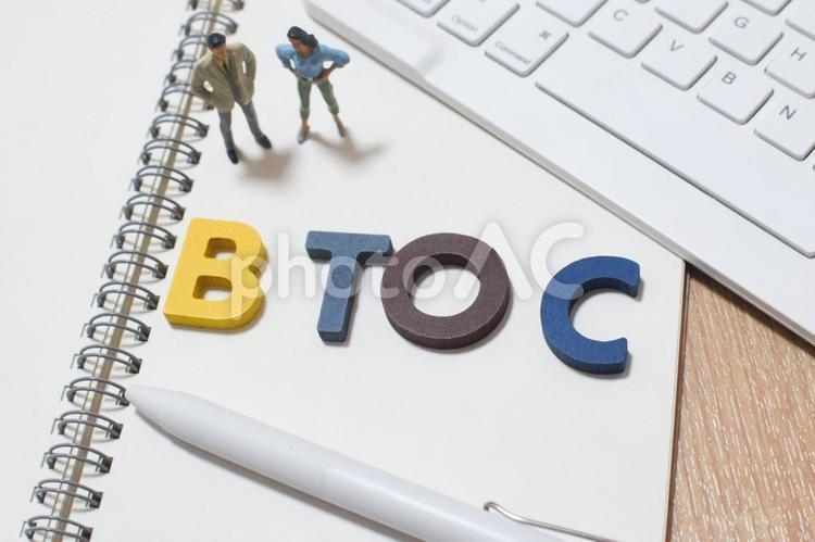BtoCの文字とデスクの上にビジネスマン btoc,b2c,ビジネスの写真素材