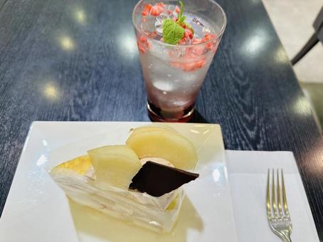 洋梨バナナケーキとカシスソーダ 洋梨バナナケーキとカシスソーダ カフェ,スイーツ,ケーキの写真素材