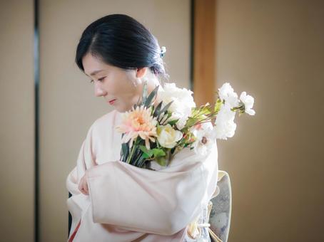 33:花と着物の女性 33:花と着物の女性 着物,花,花束の写真素材