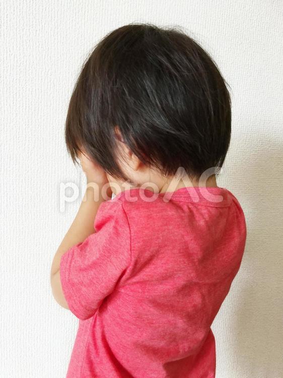 顔を覆う子ども（泣く・拗ねる・人見知り） こども,泣く,イヤイヤ期の写真素材