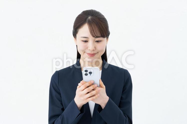 スマホを使うビジネスウーマン スマホ,スマートフォン,ビジネスウーマンの写真素材