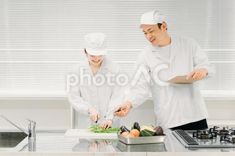 食品工場で働く男女の調理員（分析・検査） 調理員,給食センター,料理の写真素材