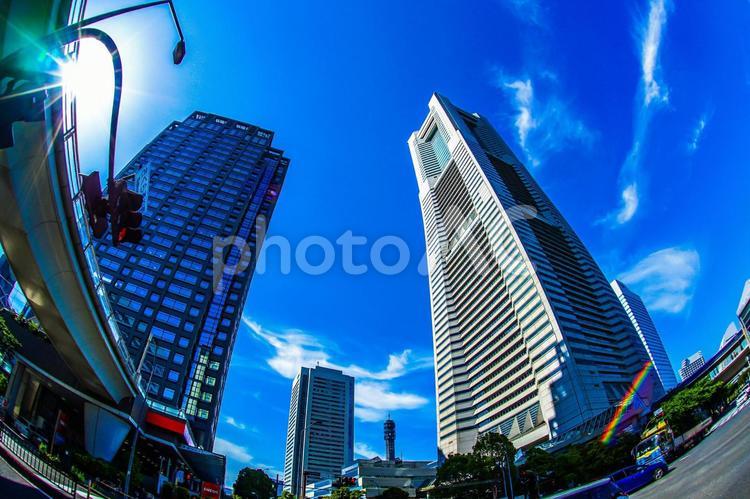 横浜ランドマークタワーと快晴の空 横浜ランドマークタワー,ランドマークタワー,青空の写真素材