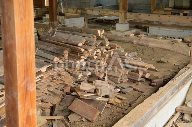 家屋の解体で不要になり積み上げられた廃材 民家,日本家屋,解体工事の写真素材