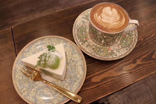 シャインマスカットのケーキとコーヒー シャインマスカットのケーキとコーヒーの写真