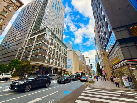 京橋の都会なストリートと摩天楼 青空,空,スカイラインの写真素材