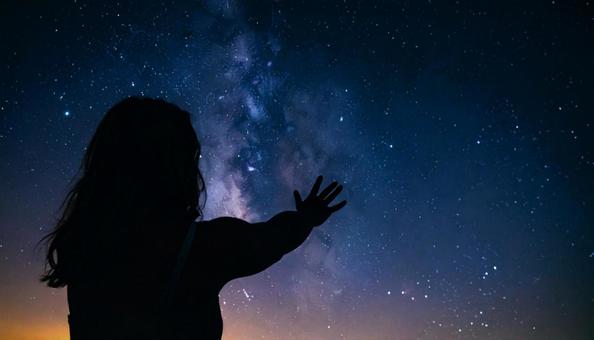 星空を眺めている女性 星空を眺めている女性の写真