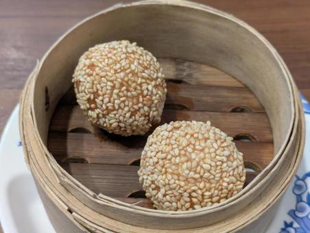 中華レストランの胡麻団子 中華レストランの胡麻団子 バーミヤン市ヶ尾店,ファミリーレストラン,中華レストランの写真素材