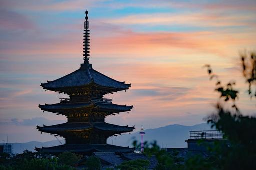 八坂の塔と京都タワー 八坂の塔と京都タワー 夕焼け,夕日,夕景の写真素材