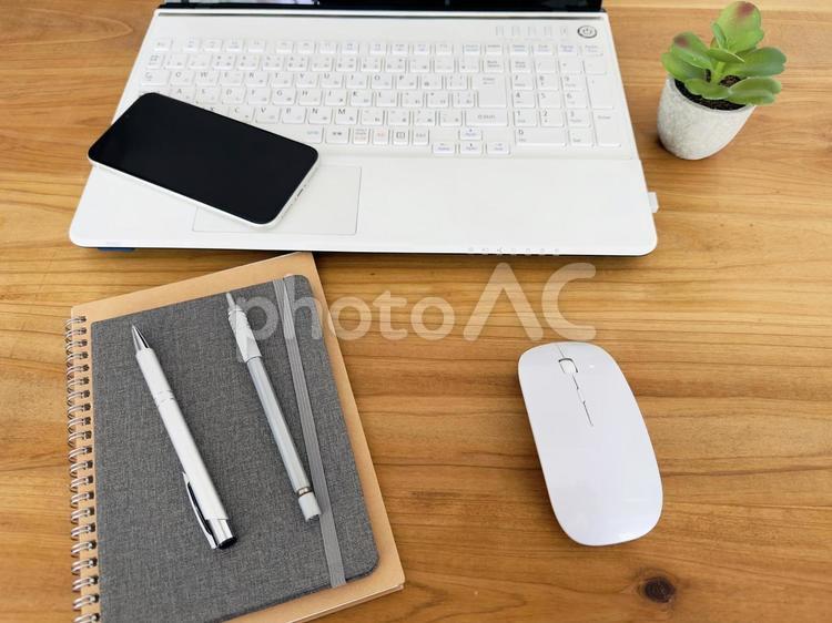 ノートとスマホとノートパソコン スマホ,パソコン,ノートの写真素材