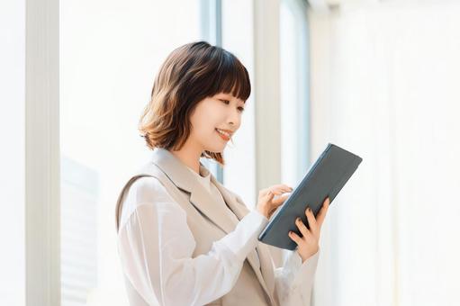 タブレットを使う女性・ビジネスウーマン タブレットを使う女性・ビジネスウーマン 女性,ビジネス,仕事の写真素材