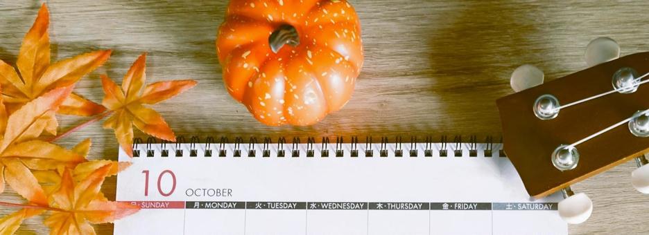 秋の自然物とカレンダー(横長、俯瞰) 秋の自然物とカレンダー(横長、俯瞰) 紅葉,秋,ウクレレの写真素材