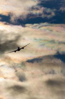 彩雲を飛ぶ飛行機シルエット_縦 彩雲を飛ぶ飛行機シルエット_縦 飛行機,航空機,旅客機の写真素材