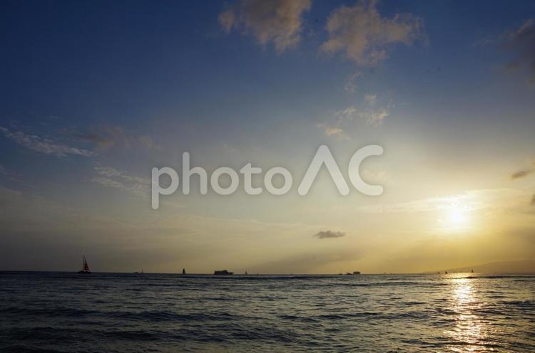 夕日を見る　ハワイ 海,ビーチ,南国の写真素材