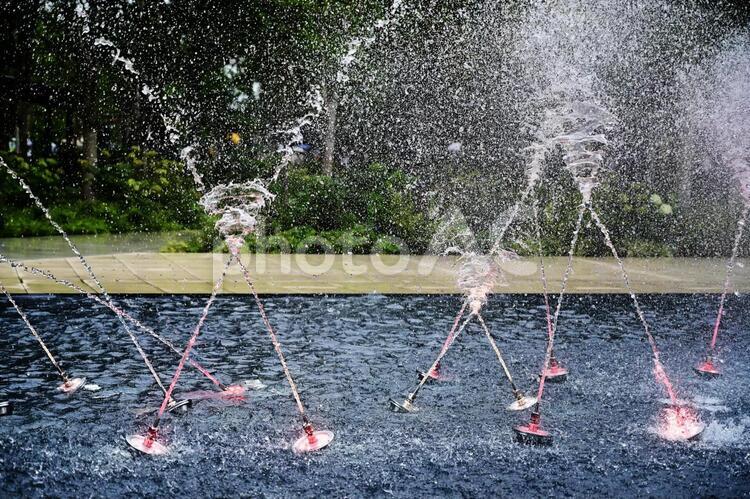 水流がぶつかり合う面白い動きの噴水 噴水,動き,曲線の写真素材