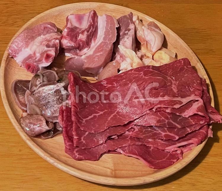 木の皿に盛りつけられた美味しそうなお肉達 牛肉,豚肉,鶏肉の写真素材