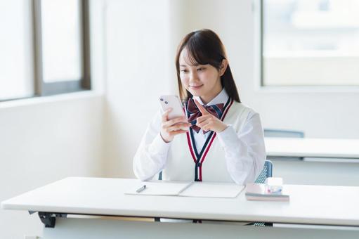 教室で勉強する学生 教室で勉強する学生 高校生,スマホ,笑顔の写真素材