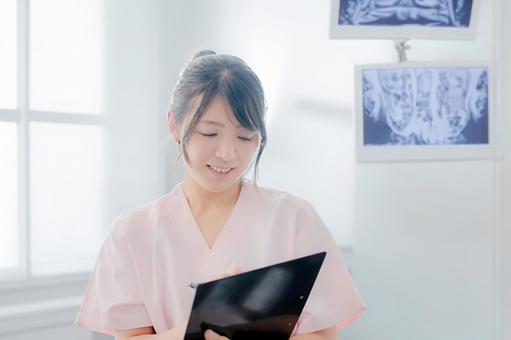 聞き取る医療女性 聞き取る医療女性 医療,歯科,歯医者の写真素材