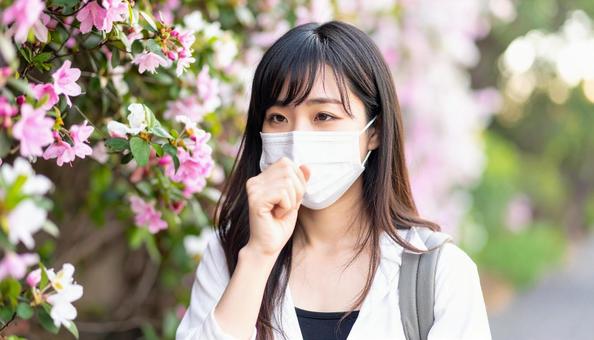 マスクをして辛そうにしている日本人女性 マスクをして辛そうにしている日本人女性の写真