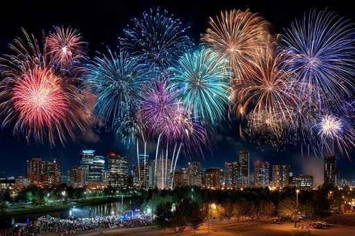 街を彩る祭りの夜の花火 街を彩る祭りの夜の花火の写真
