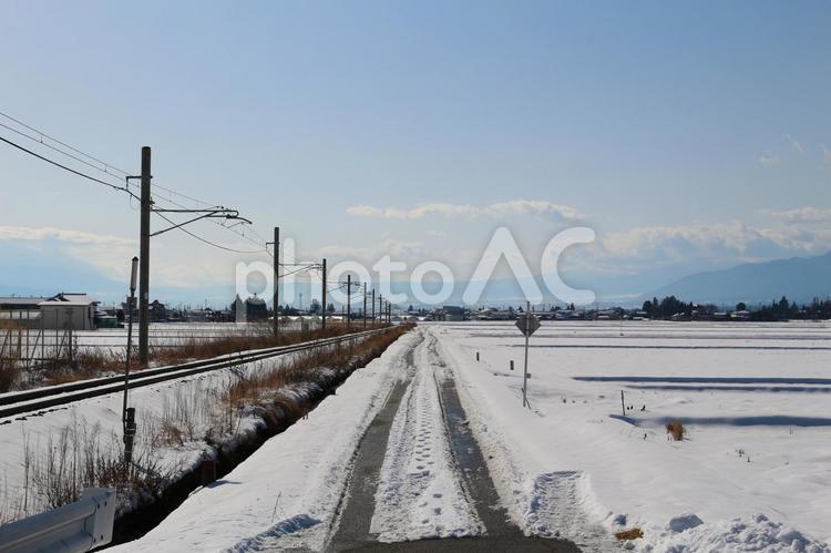 信州安曇野　冬の松本平遠景と大糸線です。 安曇野,冬,雪原の写真素材