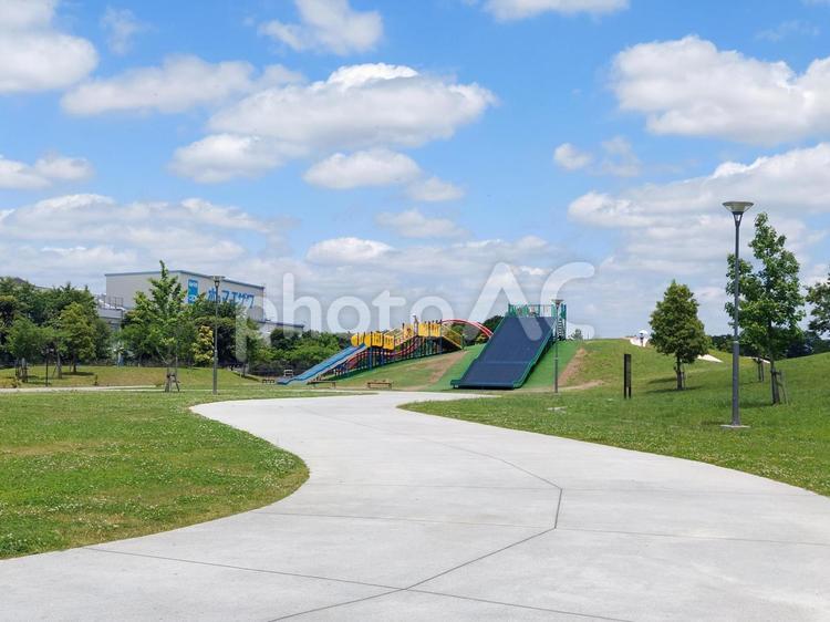 公園の巨大な遊具と青空 すべり台,スライダー,遊具の写真素材