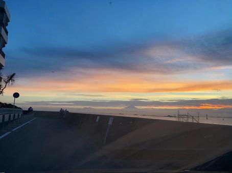 海辺の夕焼け 夕焼け,サーファー,シルエットの写真素材