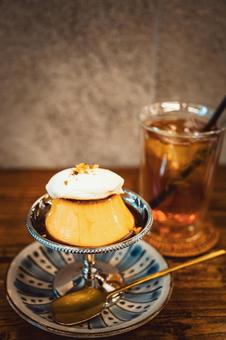 生クリームがのったレトロなプリンと紅茶 生クリームがのったレトロなプリンと紅茶 プリン,レトロ,スイーツの写真素材